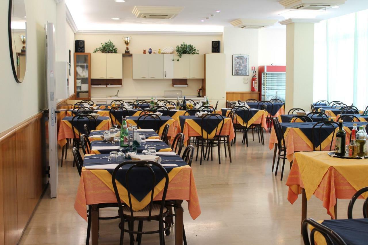רימיני Hotel Loretta מראה חיצוני תמונה